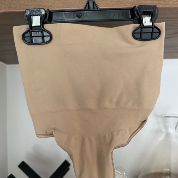 SKIMS High Waist Thongs with Removeable Straps - Picture 2 of 5